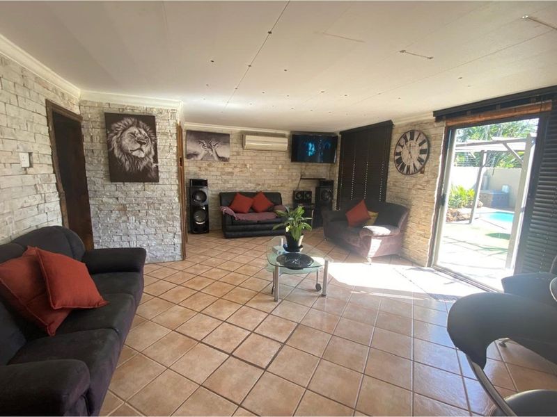 Charming Four-Bedroom Family Home with Entertainment Features - Photo 5