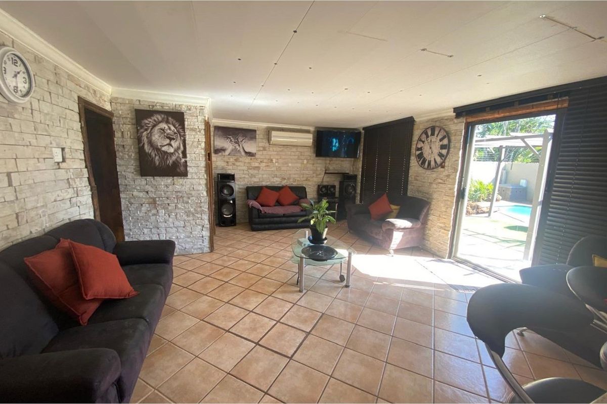 Charming Four-Bedroom Family Home with Entertainment Features - Photo 5