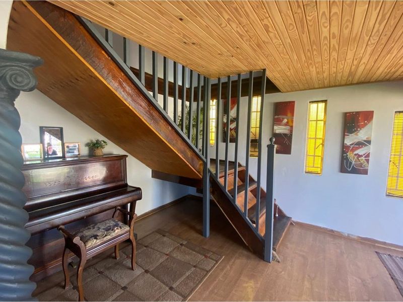 Charming Four-Bedroom Family Home with Entertainment Features - Photo 4