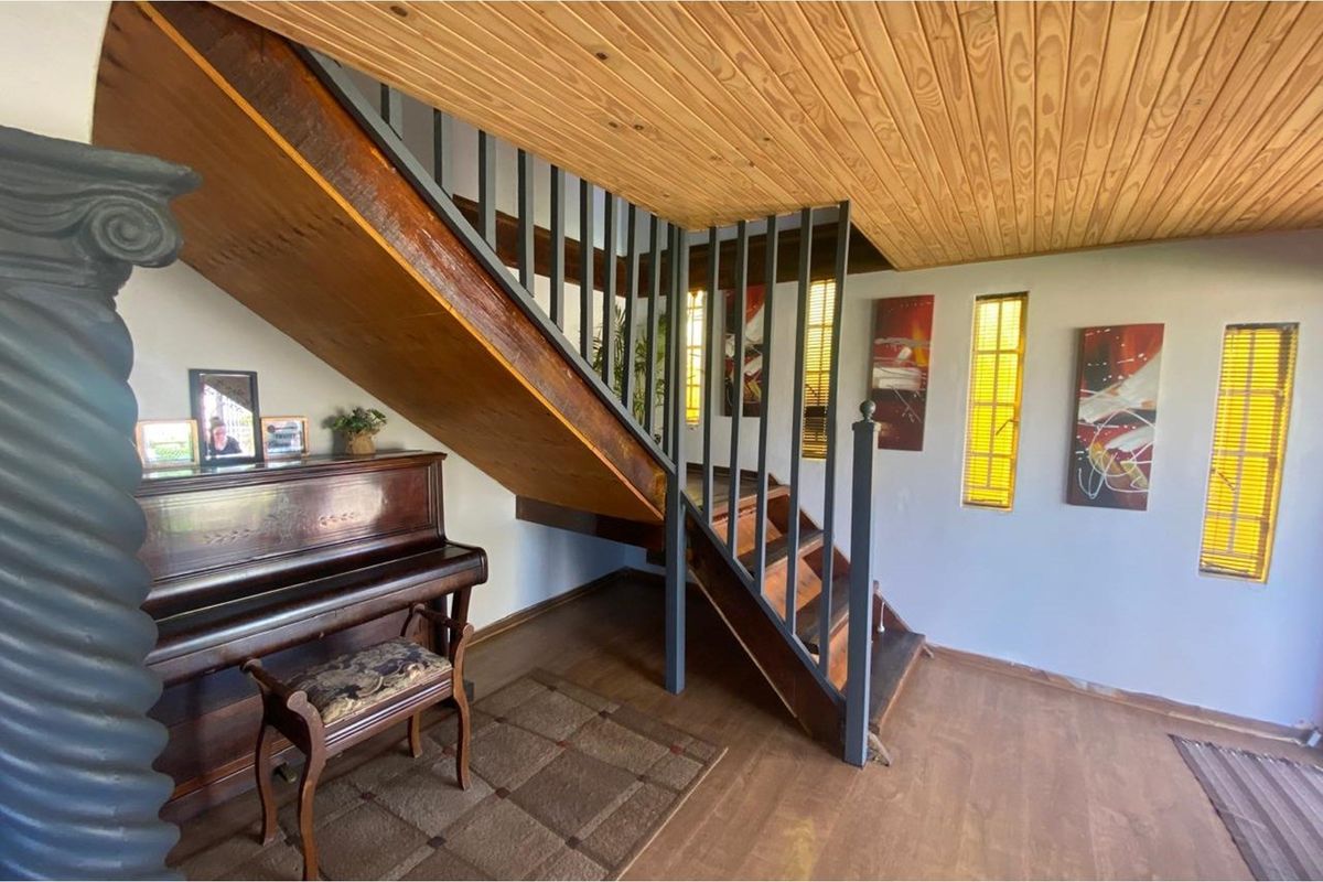 Charming Four-Bedroom Family Home with Entertainment Features - Photo 4