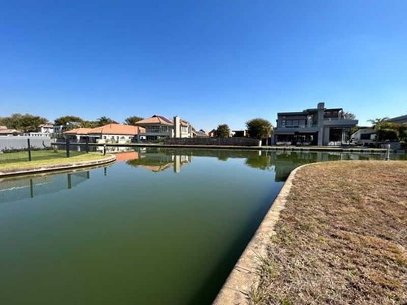 Resides in this expansive canvas, where luxury knows no bounds! - Photo 7