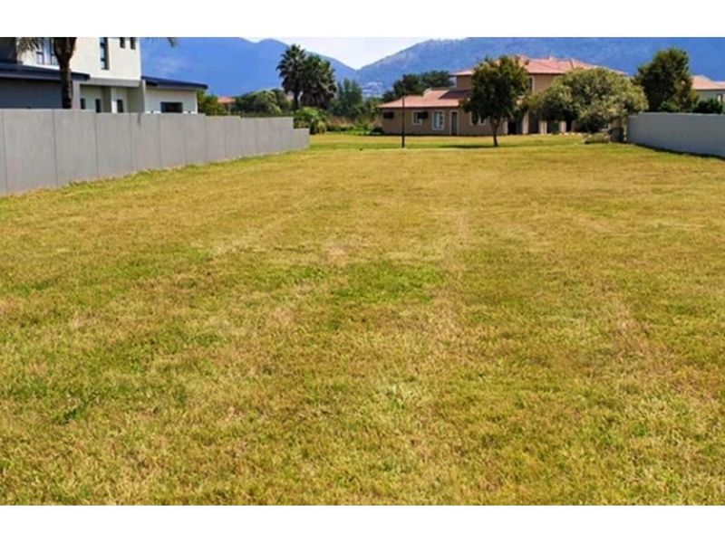 Resides in this expansive canvas, where luxury knows no bounds! - Photo 4