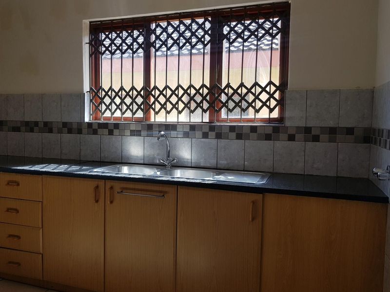 Spacious 3-bedroom flat for sale - Photo 9