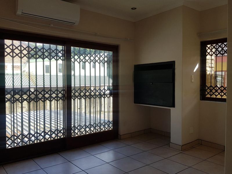 Spacious 3-bedroom flat for sale - Photo 7