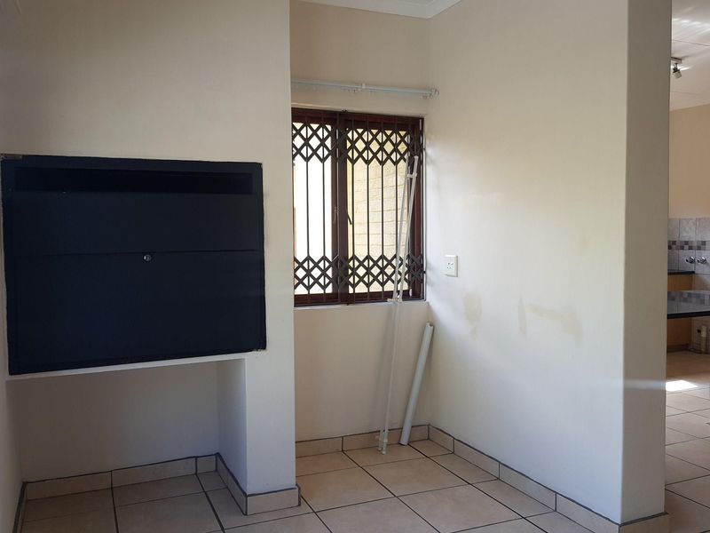 Spacious 3-bedroom flat for sale - Photo 6