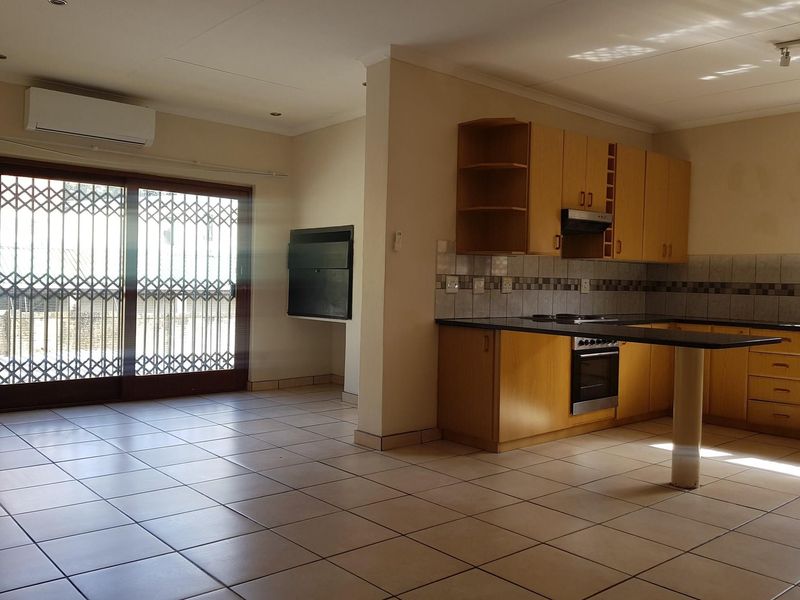 Spacious 3-bedroom flat for sale - Photo 5