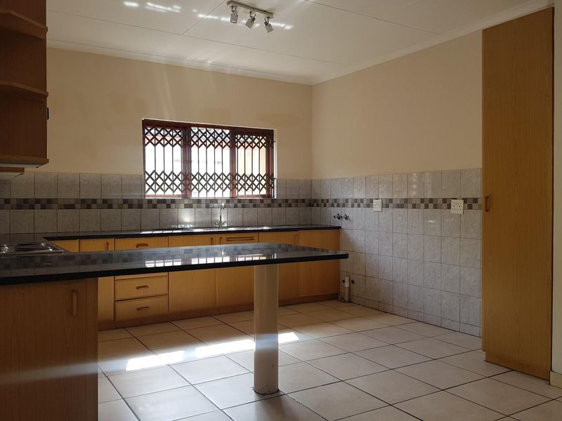 Spacious 3-bedroom flat for sale - Photo 4