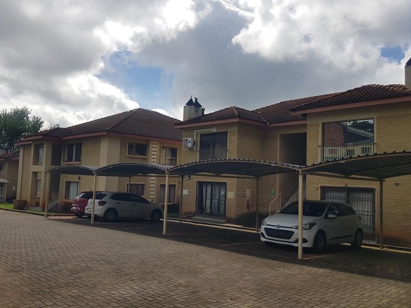 Spacious 3-bedroom flat for sale - Photo 2