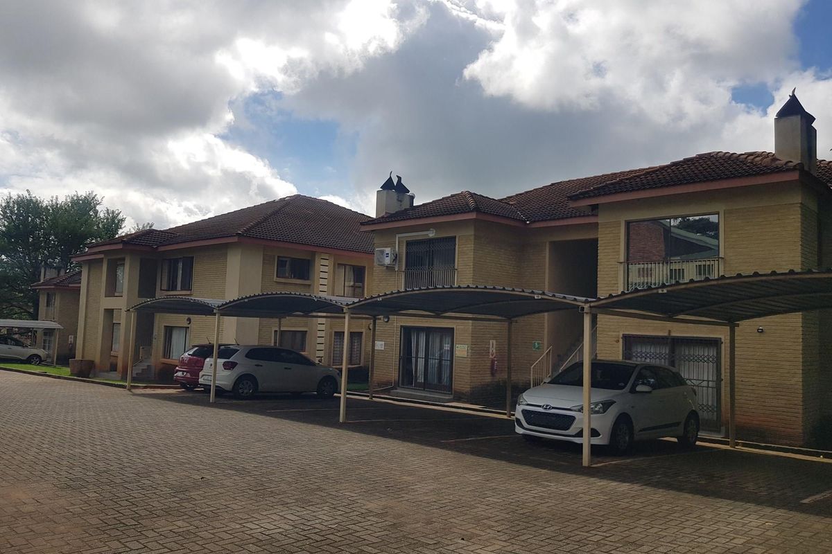 Spacious 3-bedroom flat for sale - Photo 2