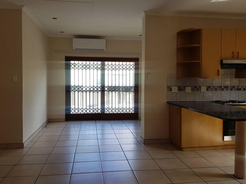 Spacious 3-bedroom flat for sale - Photo 3