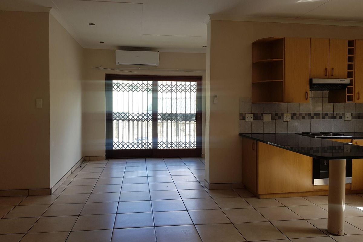 Spacious 3-bedroom flat for sale - Photo 3