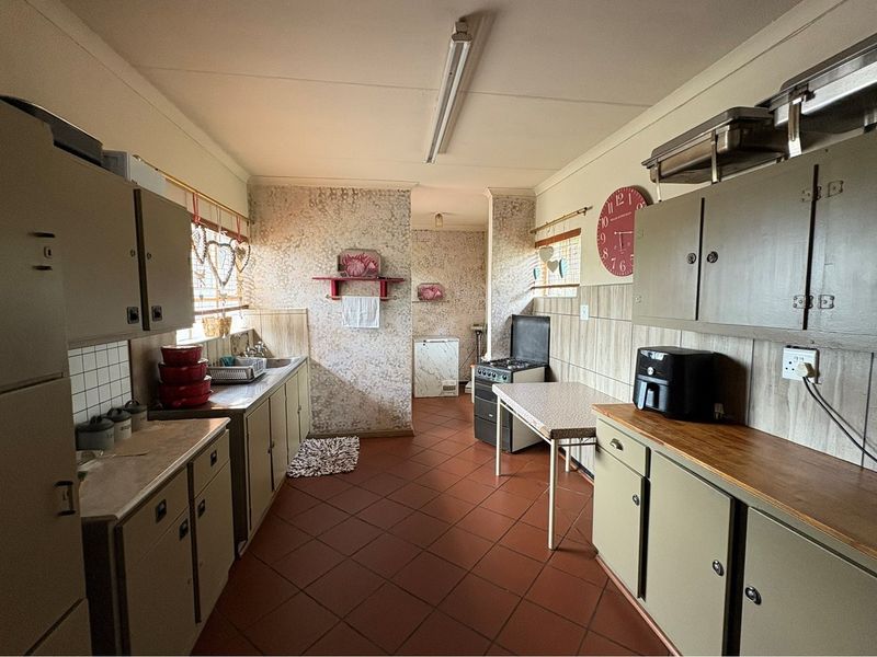 Where Modern Elegance Meets Comfortable Living - Photo 10