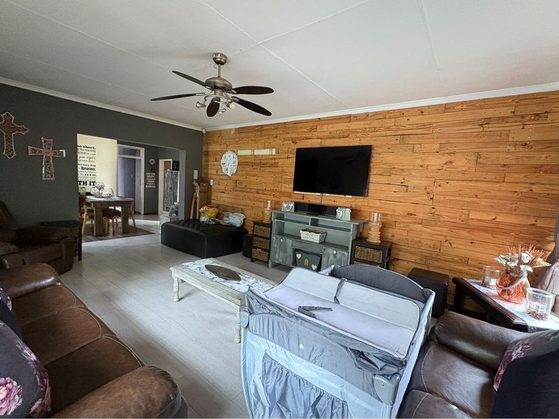 Where Modern Elegance Meets Comfortable Living - Photo 5