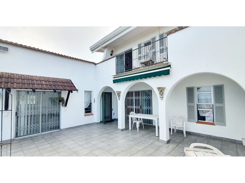 Uvongo Beach. Immaculately refurbished house with stunning views of the sea, perfectly positioned - Photo 1