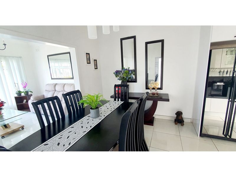 Uvongo Beach. Immaculately refurbished house with stunning views of the sea, perfectly positioned - Photo 5