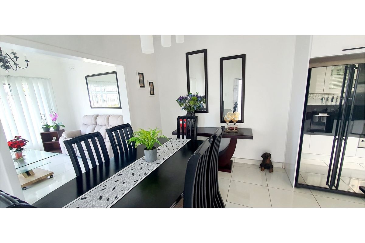 Uvongo Beach. Immaculately refurbished house with stunning views of the sea, perfectly positioned - Photo 5