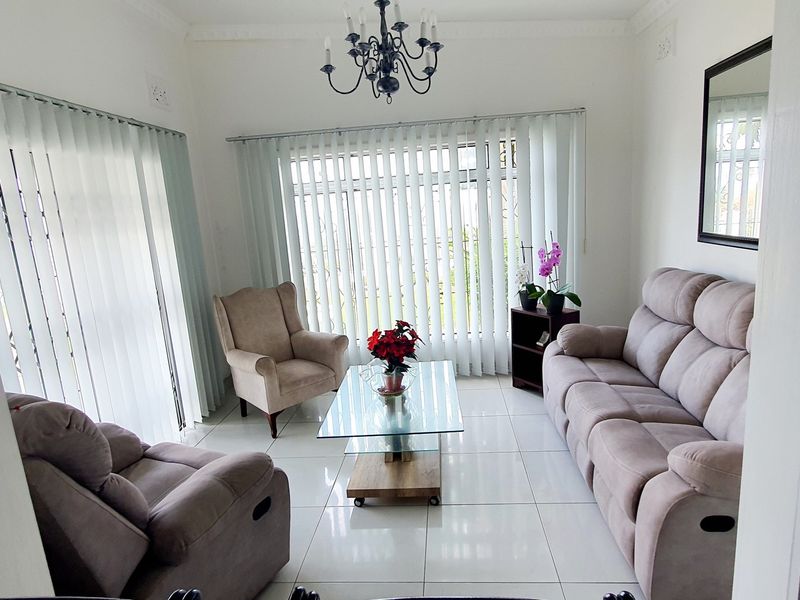 Uvongo Beach. Immaculately refurbished house with stunning views of the sea, perfectly positioned - Photo 4