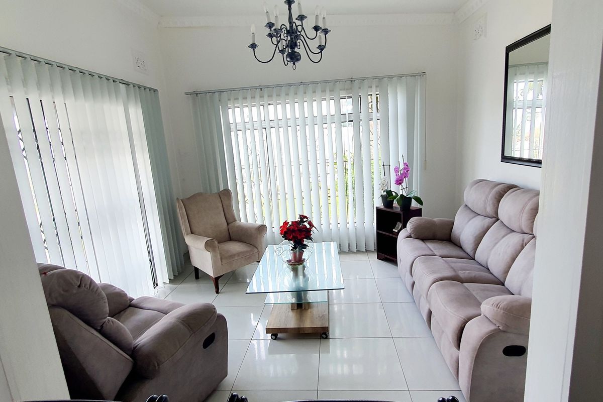 Uvongo Beach. Immaculately refurbished house with stunning views of the sea, perfectly positioned - Photo 4