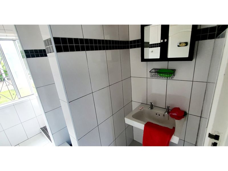 Uvongo Beach. Immaculately refurbished house with stunning views of the sea, perfectly positioned - Photo 9