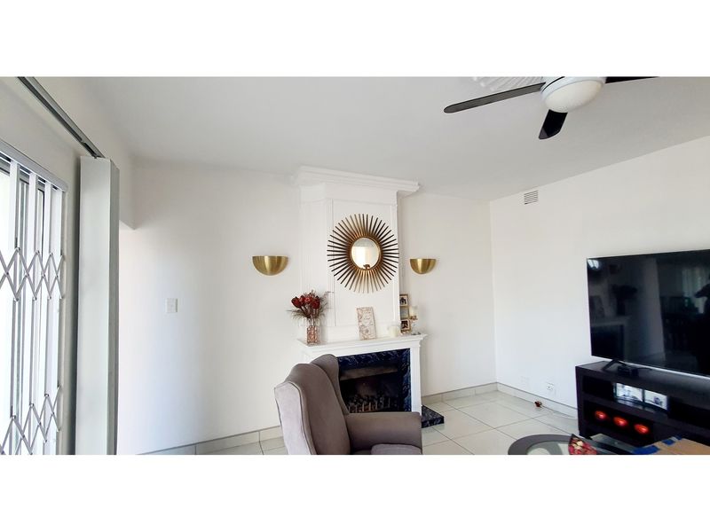 Uvongo Beach. Immaculately refurbished house with stunning views of the sea, perfectly positioned - Photo 7