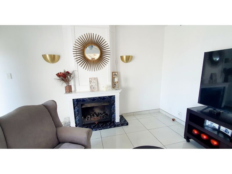 Uvongo Beach. Immaculately refurbished house with stunning views of the sea, perfectly positioned - Photo 8
