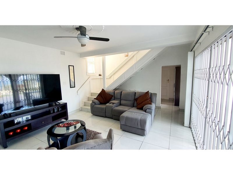 Uvongo Beach. Immaculately refurbished house with stunning views of the sea, perfectly positioned - Photo 6