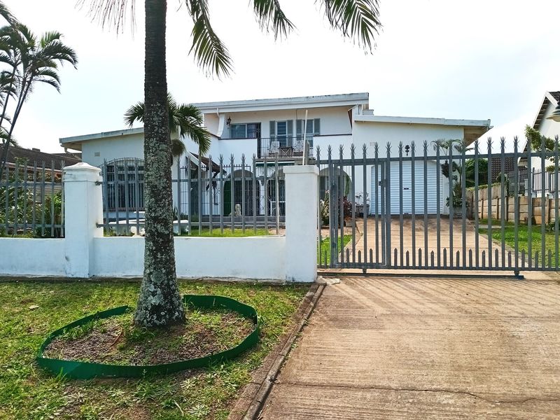 Uvongo Beach. Immaculately refurbished house with stunning views of the sea, perfectly positioned - Photo 3