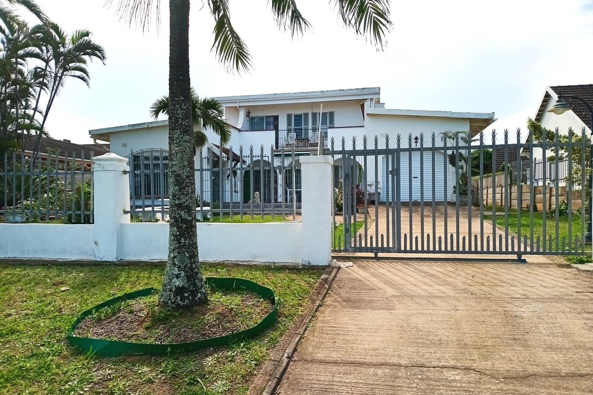 Uvongo Beach. Immaculately refurbished house with stunning views of the sea, perfectly positioned - Photo 3