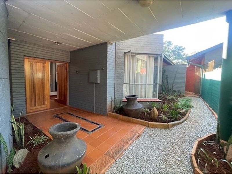 Charming 4 Bedroom Home with 3 Bedroom Cottage in Parkville For Sale - Photo 4