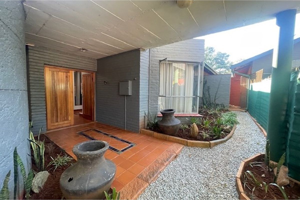 Charming 4 Bedroom Home with 3 Bedroom Cottage in Parkville For Sale - Photo 4