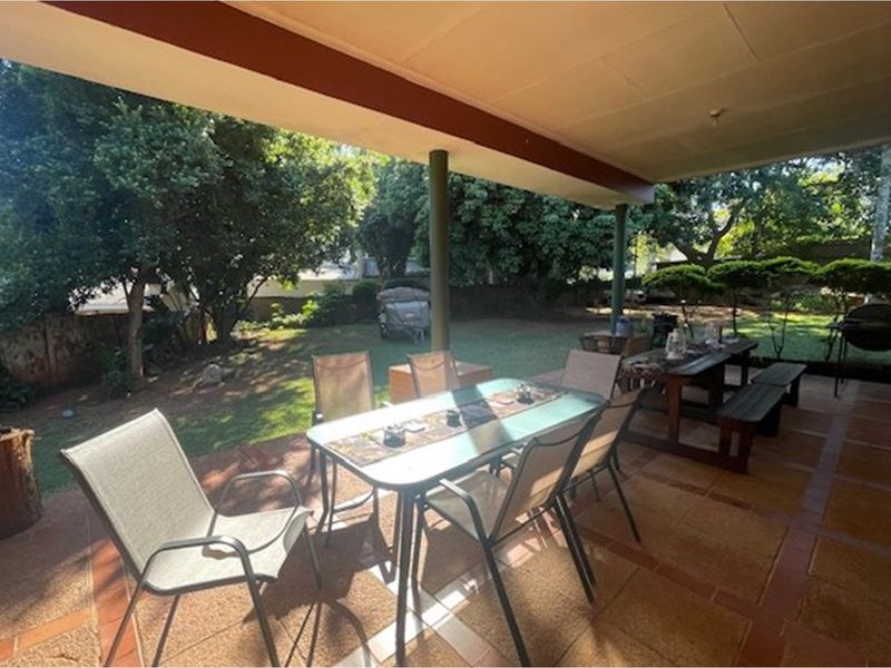 Charming 4 Bedroom Home with 3 Bedroom Cottage in Parkville For Sale - Photo 3