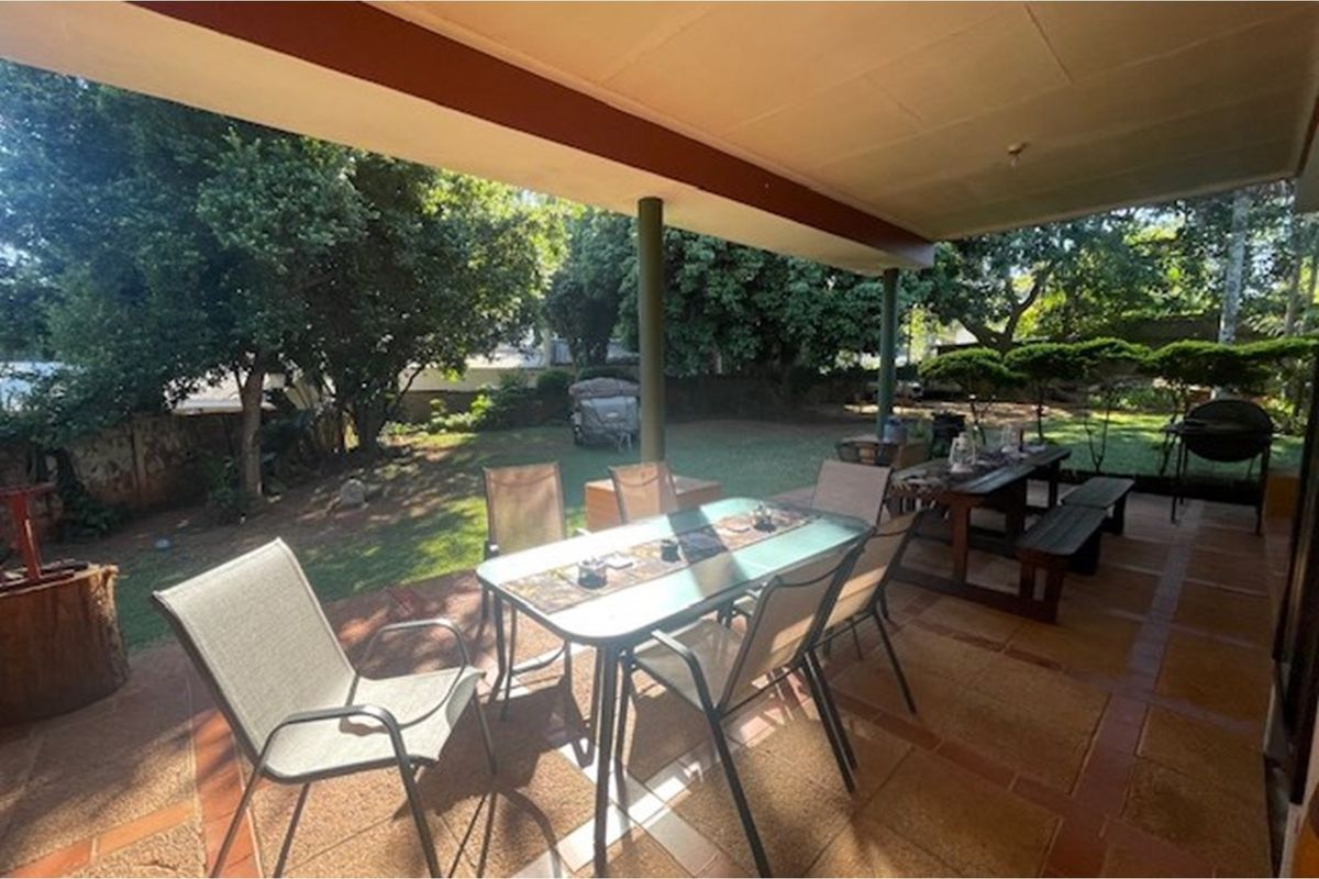 Charming 4 Bedroom Home with 3 Bedroom Cottage in Parkville For Sale - Photo 3