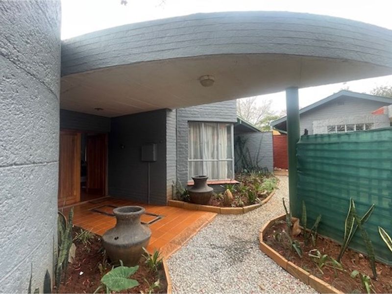 Charming 4 Bedroom Home with 3 Bedroom Cottage in Parkville For Sale - Photo 5