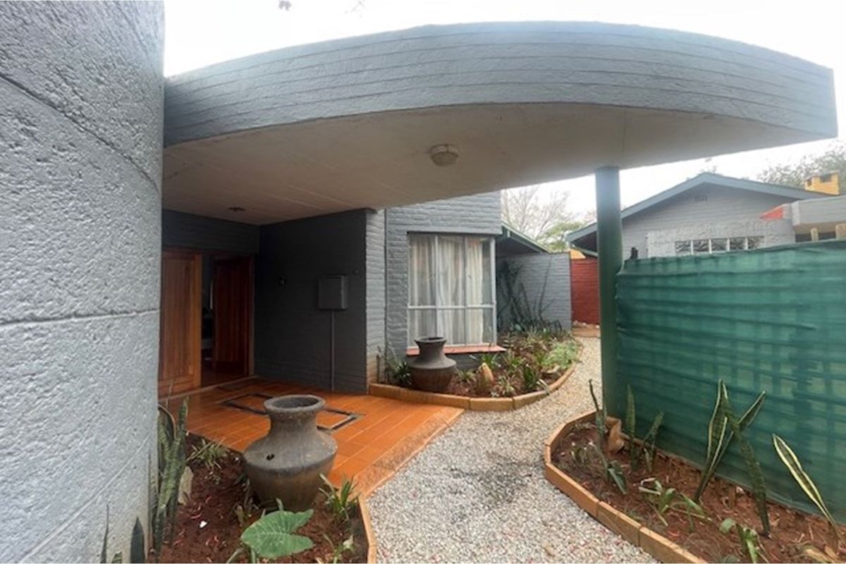 Charming 4 Bedroom Home with 3 Bedroom Cottage in Parkville For Sale - Photo 5