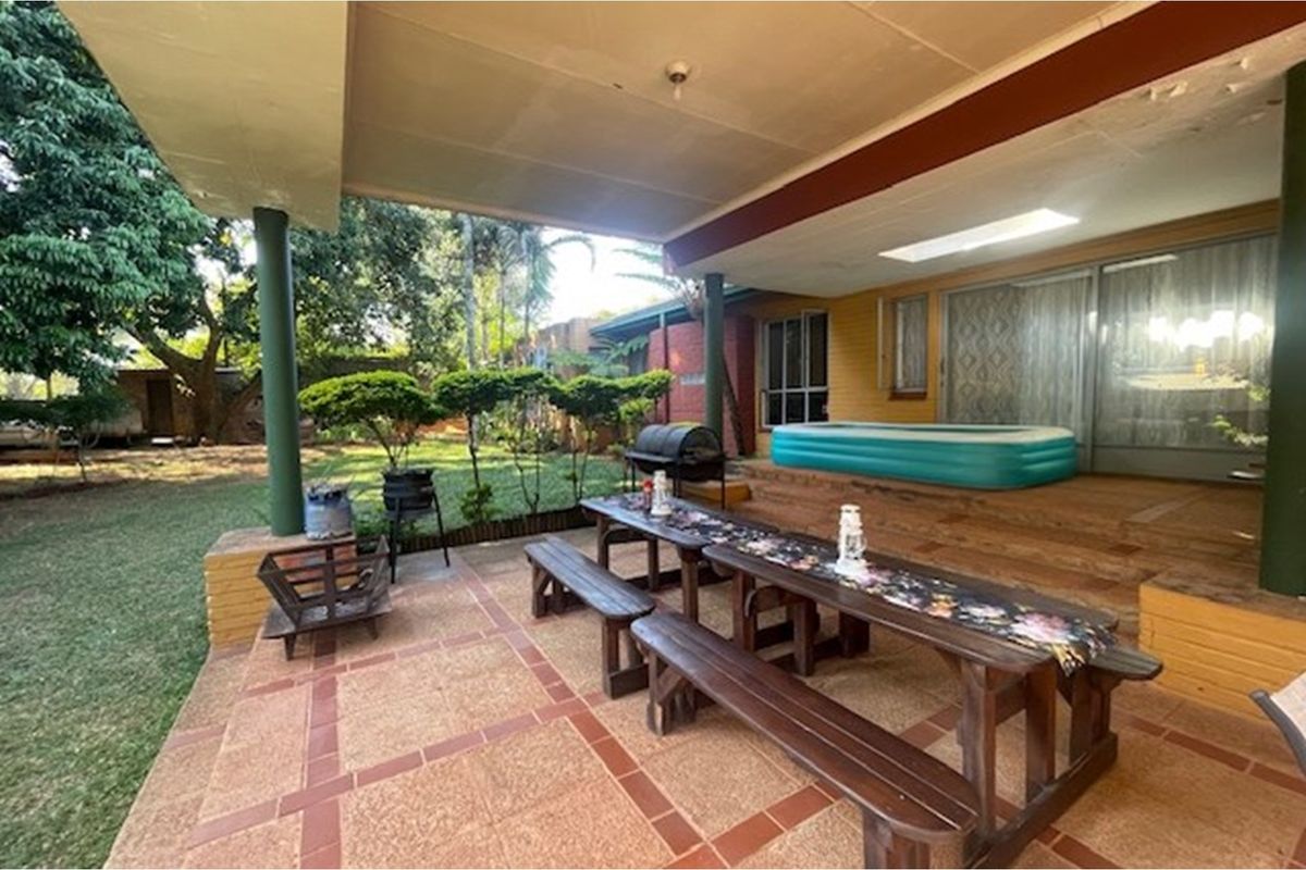 Charming 4 Bedroom Home with 3 Bedroom Cottage in Parkville For Sale - Photo 2