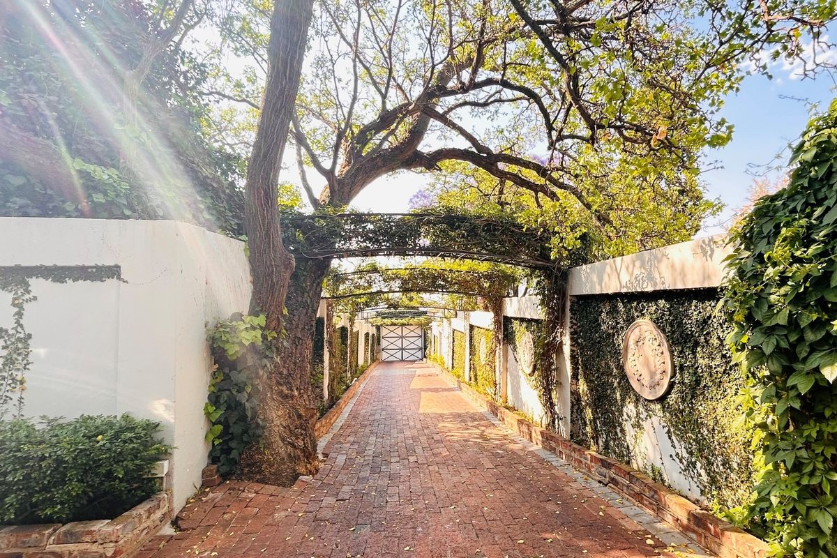 An Enchanting 4 bedroom Family Sanctuary Amidst Waterkloof’s Prestige - Photo 4