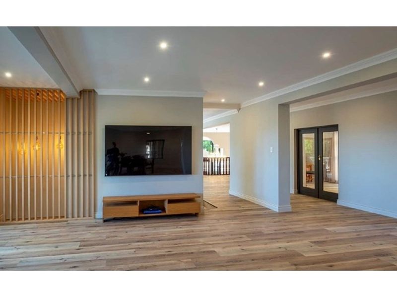 Grand Three-Storey Waterkloof Home with Gym, Cottage  Panoramic Views - Photo 10