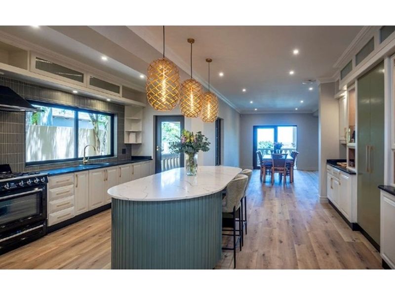 Grand Three-Storey Waterkloof Home with Gym, Cottage  Panoramic Views - Photo 6