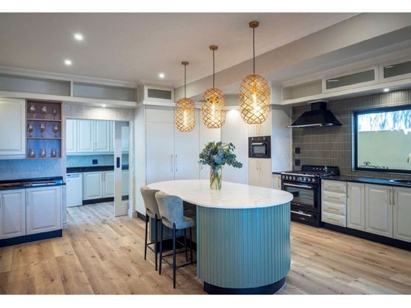 Grand Three-Storey Waterkloof Home with Gym, Cottage  Panoramic Views - Photo 7