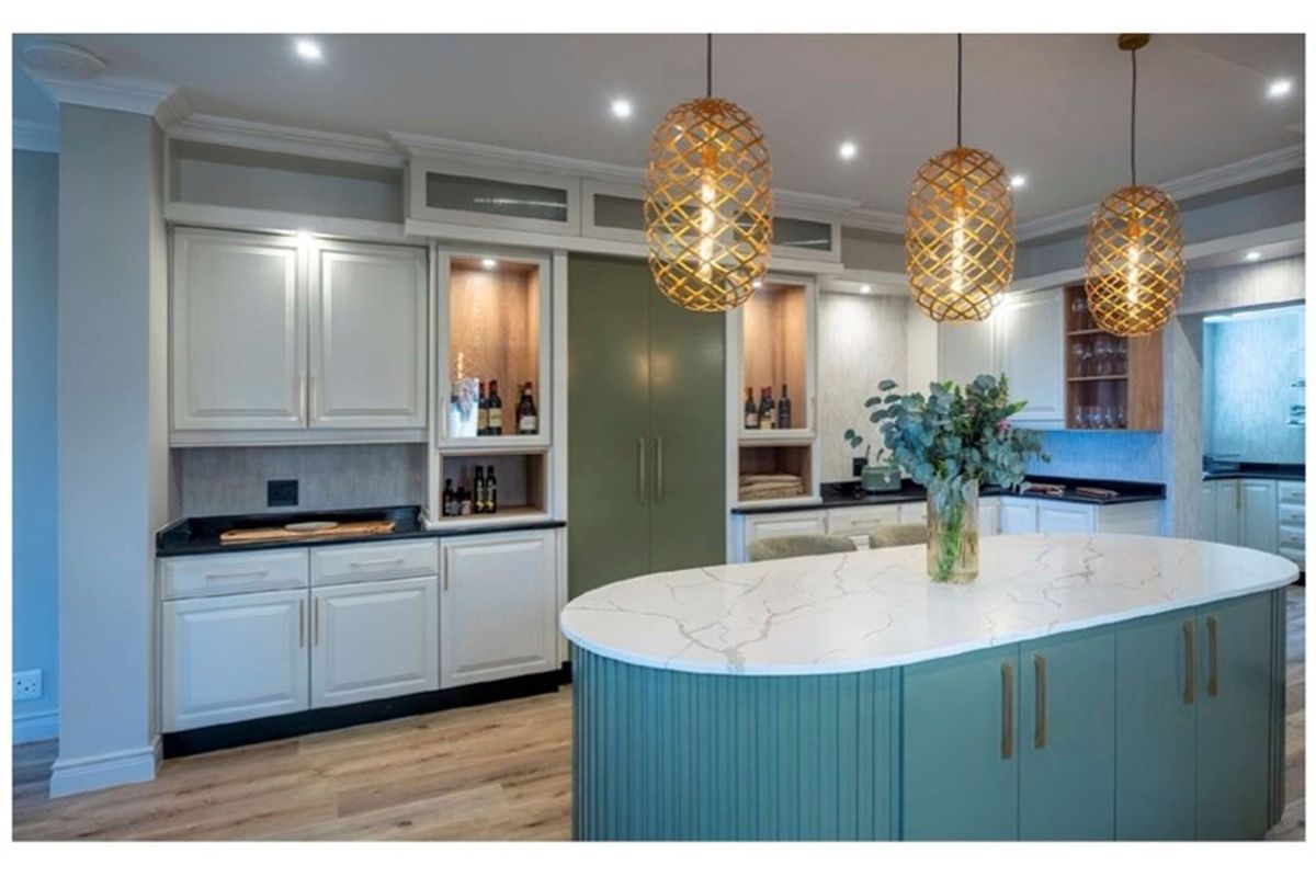 Grand Three-Storey Waterkloof Home with Gym, Cottage  Panoramic Views - Photo 4