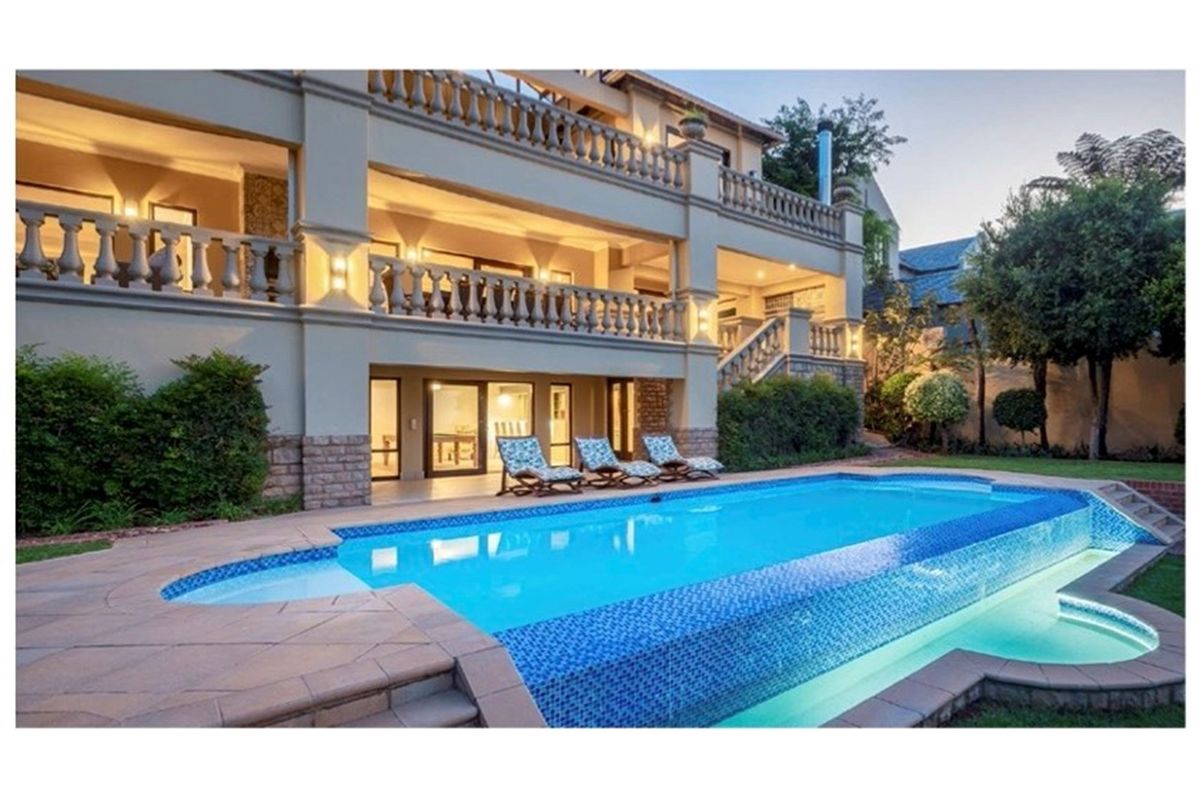 Grand Three-Storey Waterkloof Home with Gym, Cottage  Panoramic Views - Photo 2