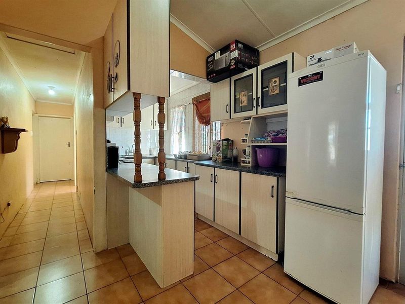 Lovely 3 Bedroom house for Sale in Hillgrove, Newlands West. - Photo 4