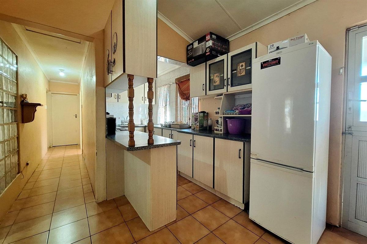 Lovely 3 Bedroom house for Sale in Hillgrove, Newlands West. - Photo 4