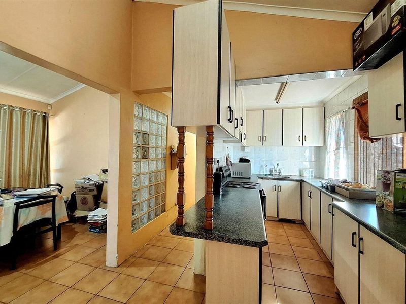 Lovely 3 Bedroom house for Sale in Hillgrove, Newlands West. - Photo 5