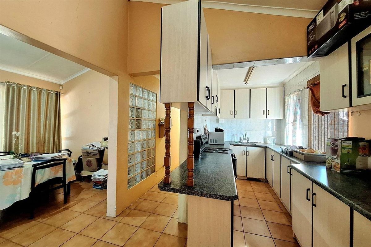 Lovely 3 Bedroom house for Sale in Hillgrove, Newlands West. - Photo 5