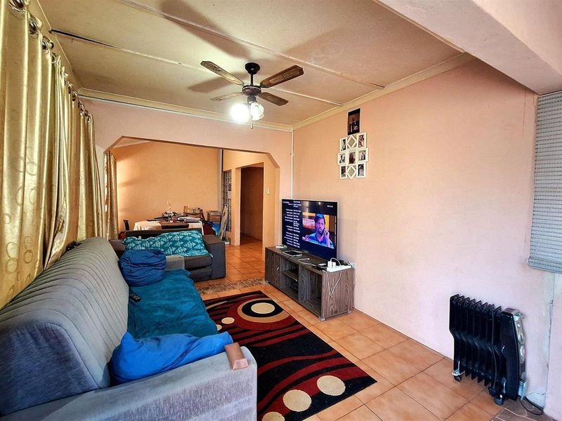 Lovely 3 Bedroom house for Sale in Hillgrove, Newlands West. - Photo 3