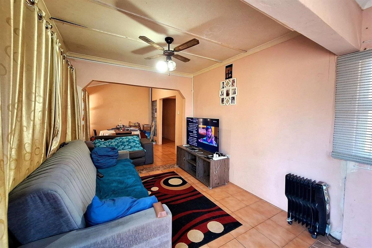Lovely 3 Bedroom house for Sale in Hillgrove, Newlands West. - Photo 3