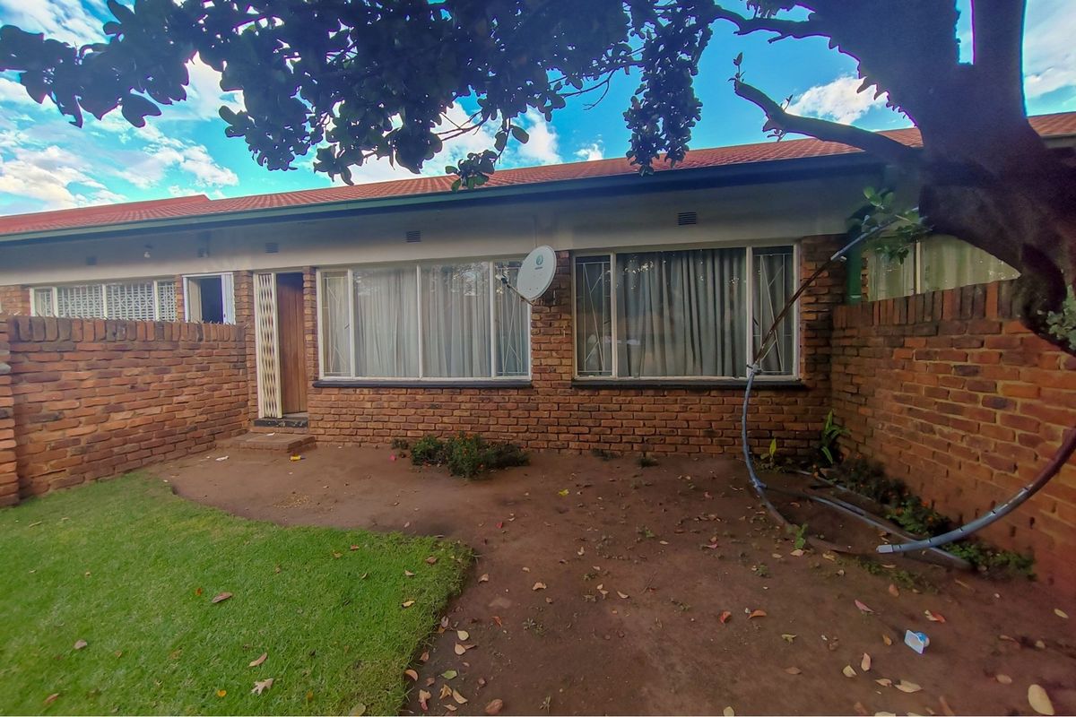 2 Bedroom Townhouse in Middelburg Central - Photo 2
