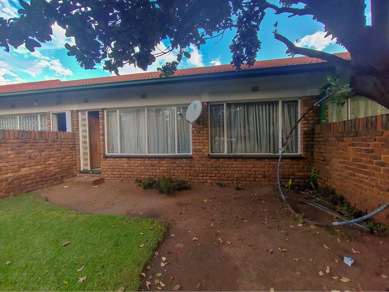 2 Bedroom Townhouse in Middelburg Central - Photo 2