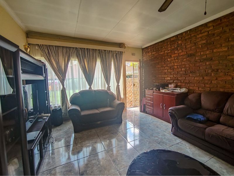 2 Bedroom Townhouse in Middelburg Central - Photo 8